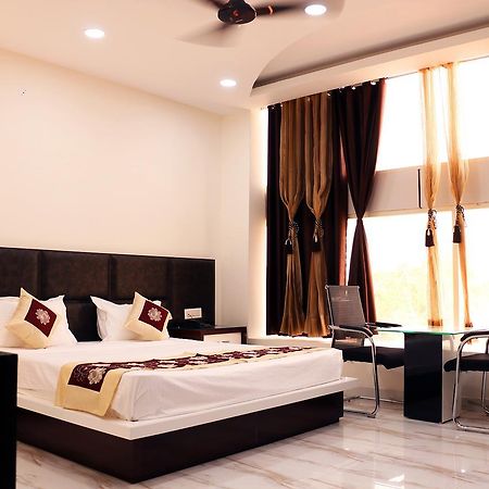 Hotel Neelam Moga 卢迪亚纳 外观 照片