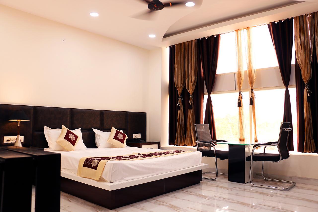Hotel Neelam Moga 卢迪亚纳 外观 照片