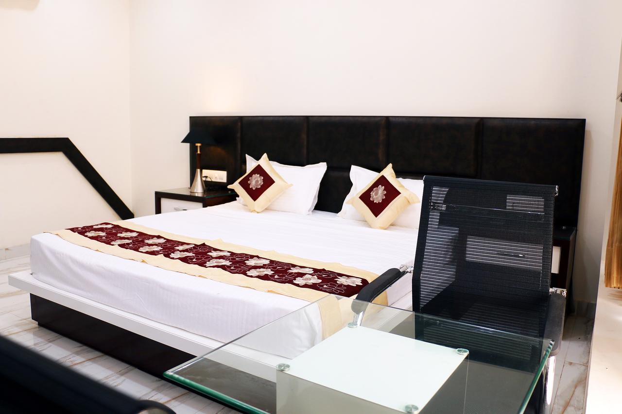Hotel Neelam Moga 卢迪亚纳 外观 照片