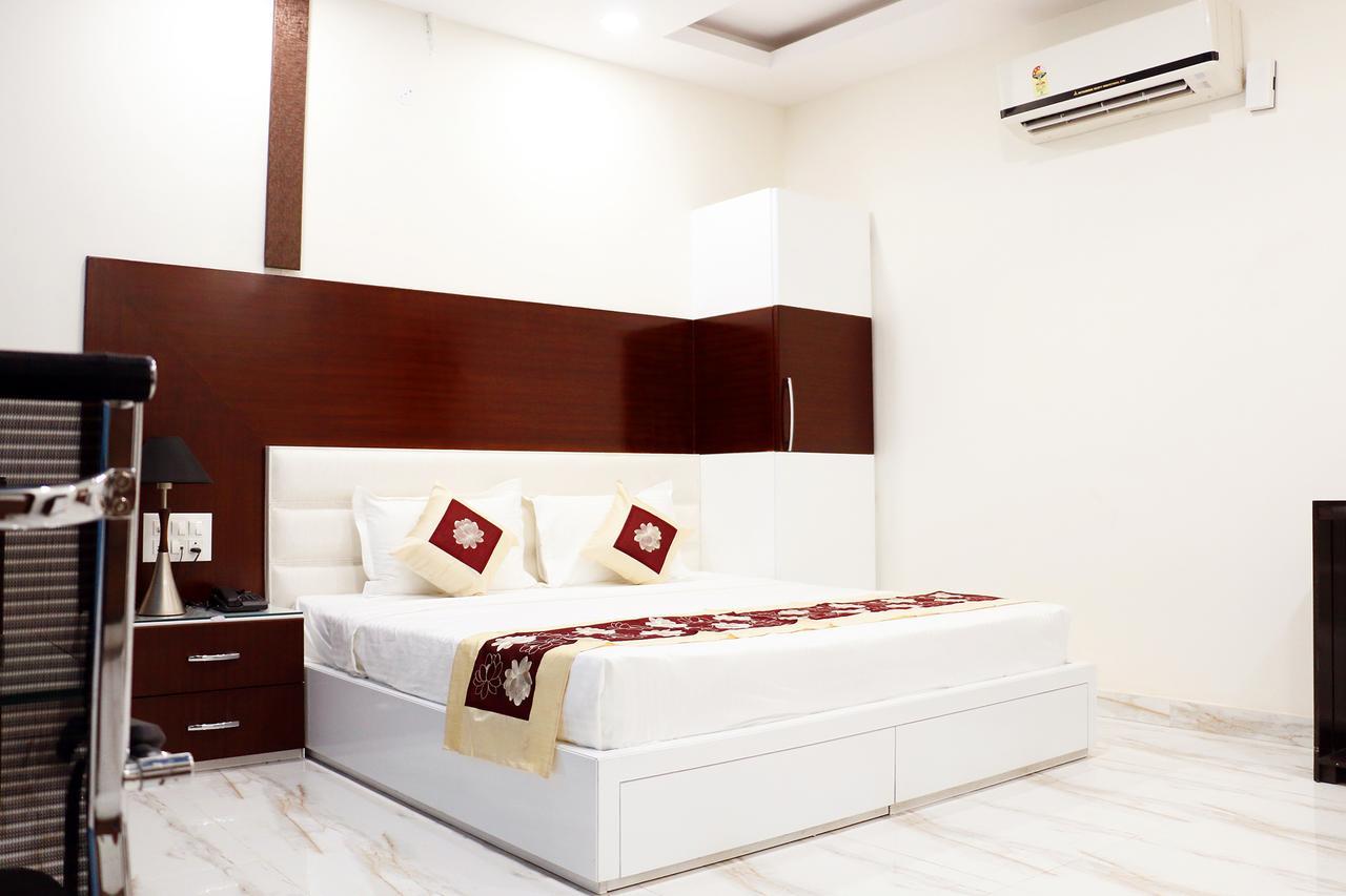 Hotel Neelam Moga 卢迪亚纳 外观 照片