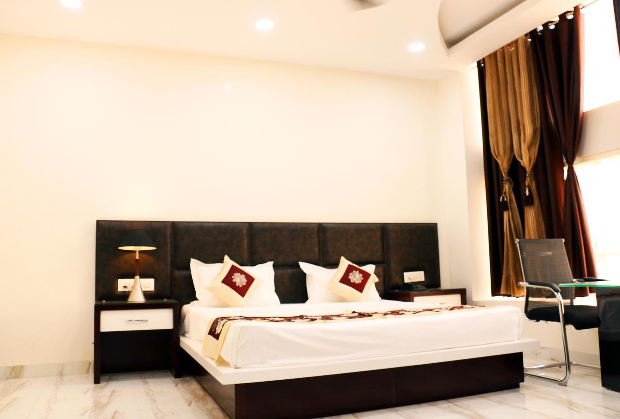 Hotel Neelam Moga 卢迪亚纳 外观 照片
