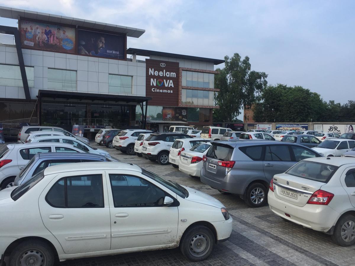 Hotel Neelam Moga 卢迪亚纳 外观 照片