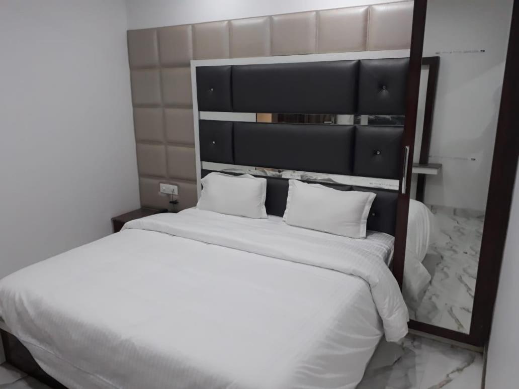 Hotel Neelam Moga 卢迪亚纳 外观 照片